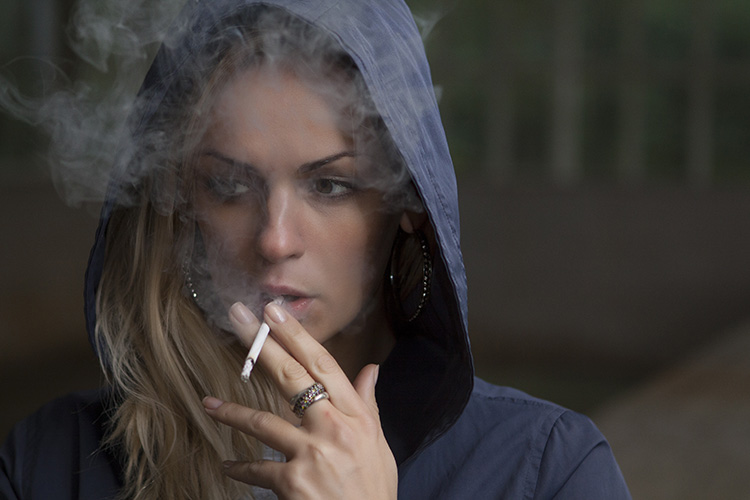 Donna che fuma all'aperto